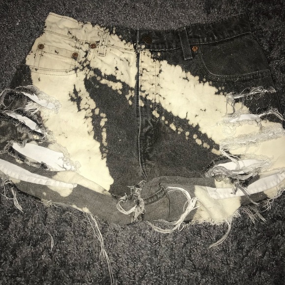 Vintage Levi shorts - Picture 2 of 2